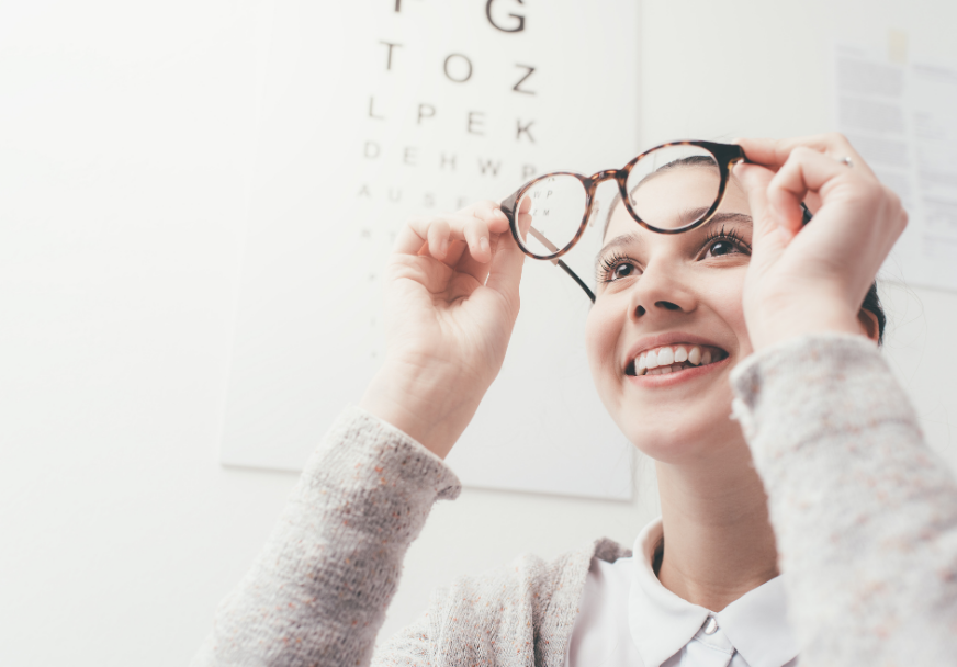 Suur osa suhtlusest on kolinud nutiseadmetesse ja see avaldab mõju ka nägemistervisele. Laste lühinägelikkuse suurenemist saab aeglustada spetsiaalsete prillide